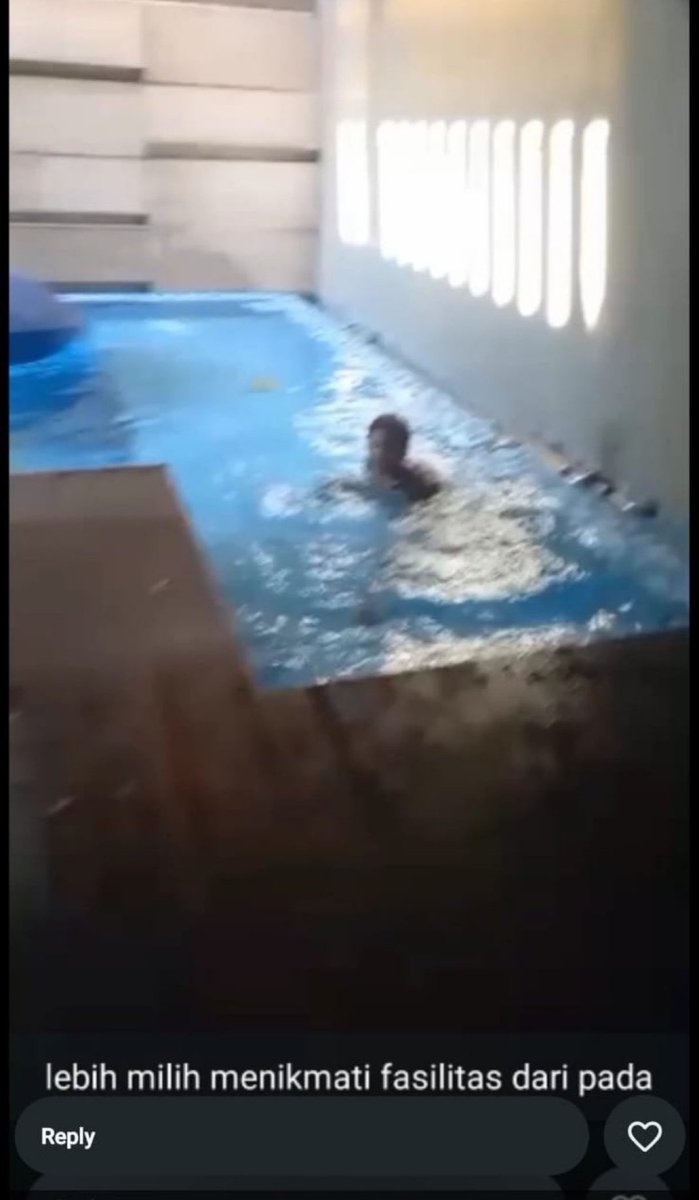 Jack201216's tweet image. mending berenang gw