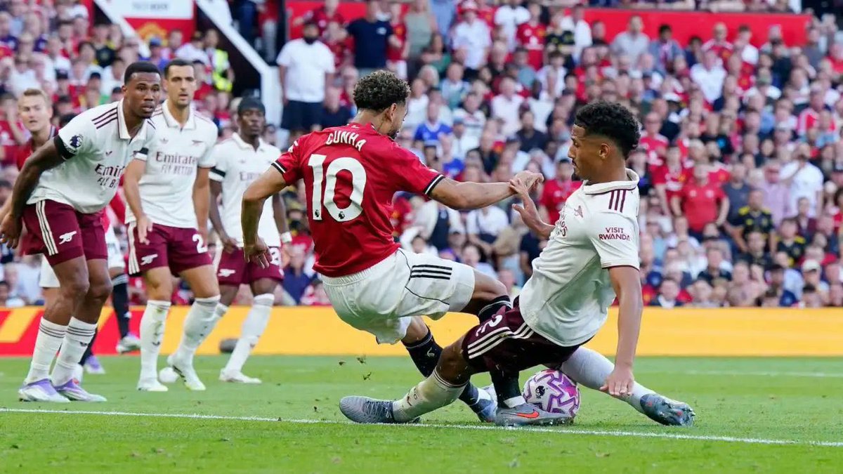 MUFCScoop's tweet photo. Why wasn’t this a “careless challenge” #MUFC https://t.co/3KHvxXmY0k