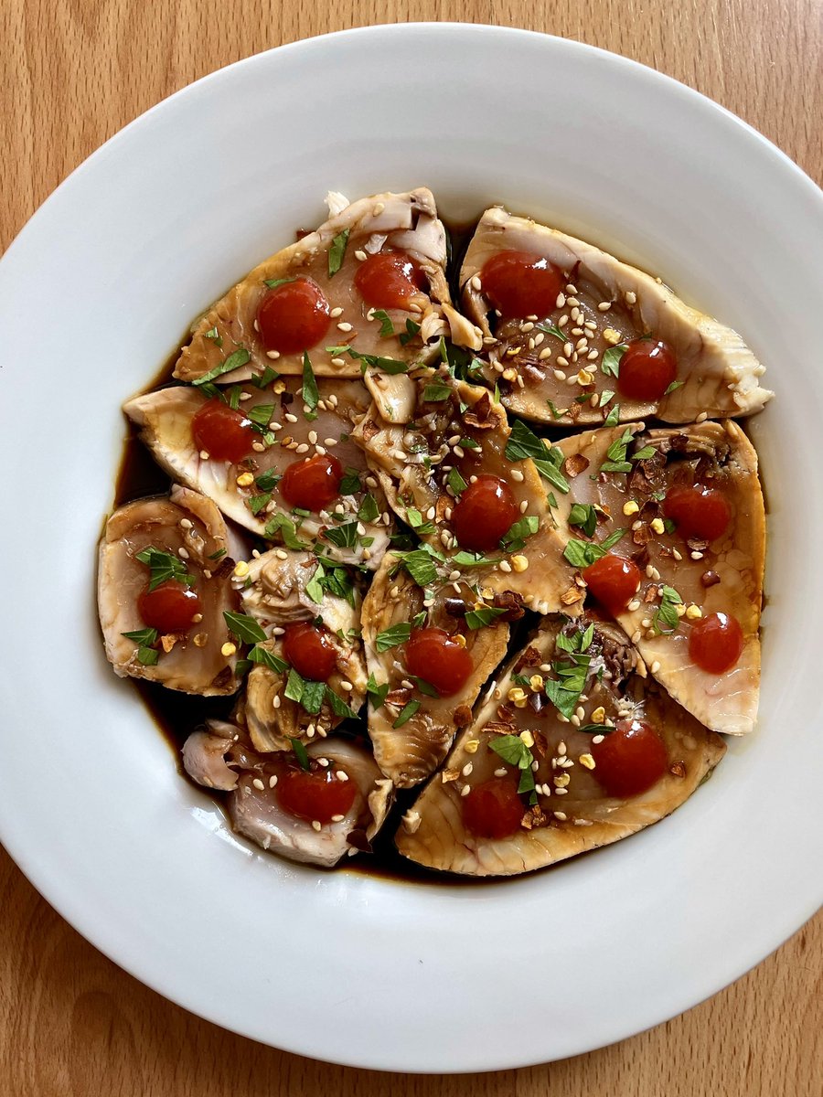 Pruebas: bonito ligeramente marcado, aliñado con soja, salsa de pescado, jengibre, lima y aceite de sésamo. 

Toque final de Sriracha para el punto alegre.

Y siesta de rigor!