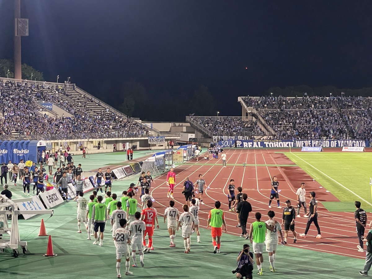 e___aya1202's tweet photo. 現地サポーターの声
「J1上がるぞ」
「まだここで終わりじゃないぞ」
「下向くな」

信じてる、サガン鳥栖。
ここから全勝していく気持ちで戦おう。 https://t.co/r57xSsbATB