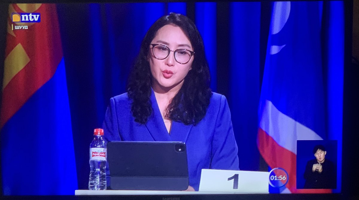 Нээлтийн үг дээр Баярмаа БИД гэж яриагаа эхэлсэн бол бусад гурван нэр дэвшигч БИ дарга болохын бол гэж яриагаа эхэллээ.