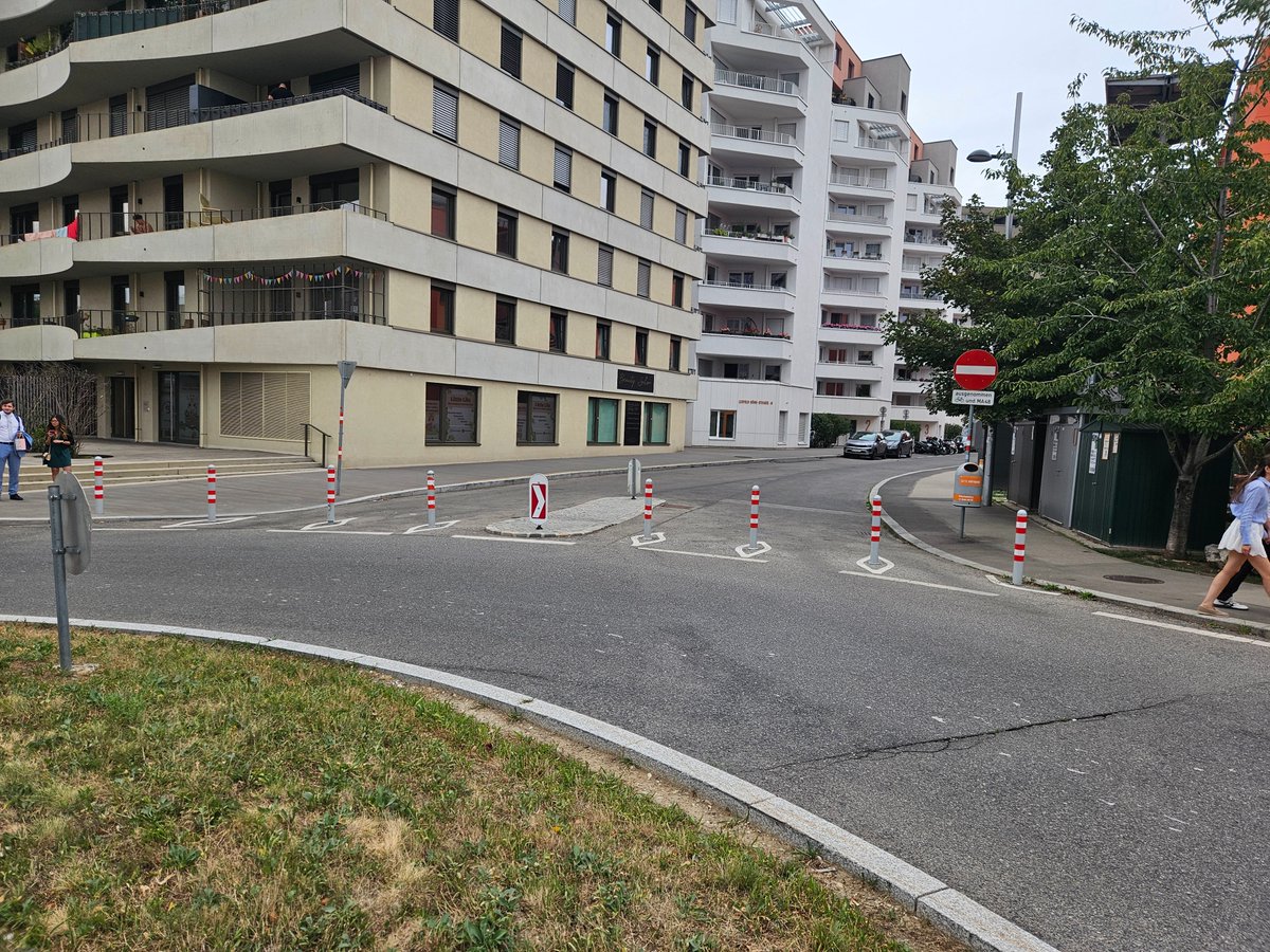 Christian Ebner 🇦🇹 (@chrisebner_fm) on Twitter photo Die <a href="/Stadt_Wien/">Stadt Wien</a> erfindet immer wieder neue Schikanen für Autofahrer, wie z.B. hier eine sinnlose neue Sperre nahe eines Baumarktes in Wien 11, die die Autofahrer zu längeren Wegen zwingt Die <a href="/Stadt_Wien/">Stadt Wien</a> erfindet immer wieder neue Schikanen für Autofahrer, wie z.B. hier eine sinnlose neue Sperre nahe eines Baumarktes in Wien 11, die die Autofahrer zu längeren Wegen zwingt