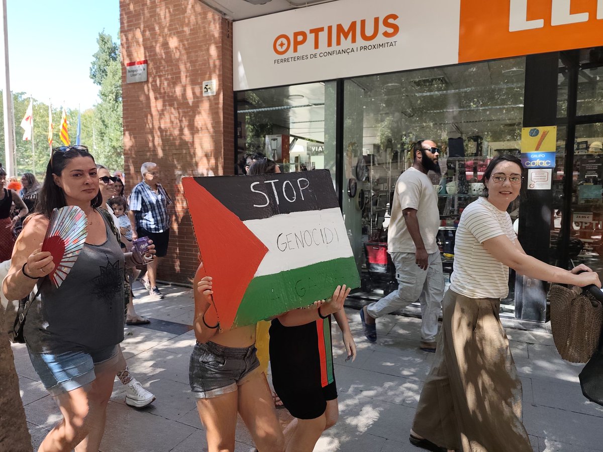 Concentració en suport amb el poble palestí. 🇵🇸

Condemnem enèrgicament el genocidi que s'està duent s terme a Gaza i a Cisjordània.

<a href="/Molletacull/">Mollet Acull</a> <a href="/aturemguerramd1/">Aturem la Guerra Mollet del Vallès</a>