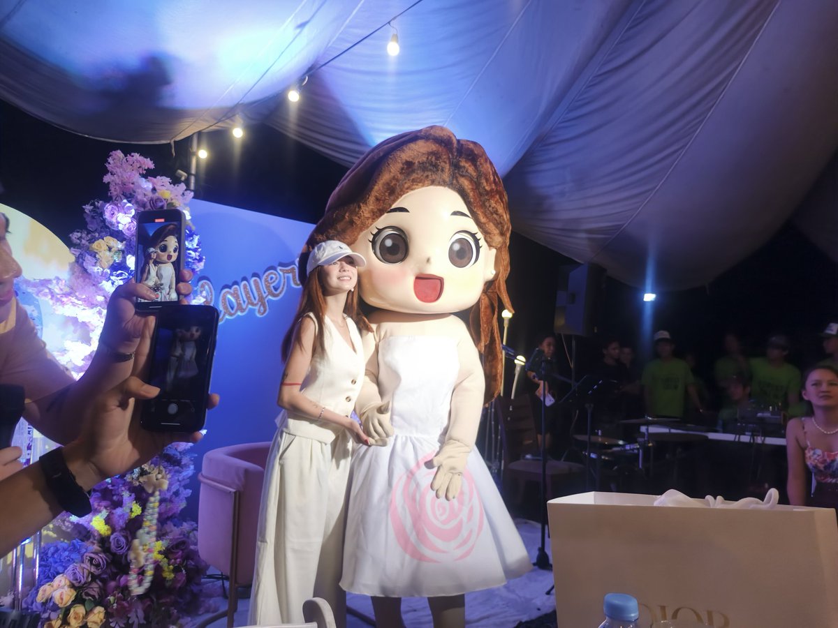 #JMIbarra at #FyangSmith game na game na nakipag-picture sa Fyang Mascot. 

#FyangSmithLaDolceVita
#JMFyang

Admin Two