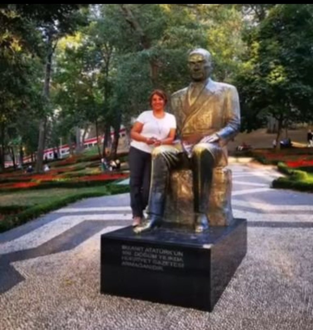 Atatürk ışık dır.
Atatürk sevmeyeni asla sevmem
Kırmızı çizgidir.
30 agustos kutlu olsun 🇹🇷🇹🇷