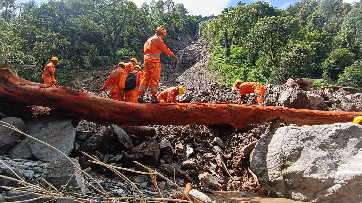 15bnNdrf's tweet image. 🚨#Cloudburst | Bareth/Chhainagad, Guptkashi

👷‍♂️Team 15 BN NDRF, after a tough foot march, promptly commenced rescue operations at the affected site.
🔸Navigating tough terrain and heavy debris, the team displayed remarkable bravery, overcoming challenges to carry out rescue ops.