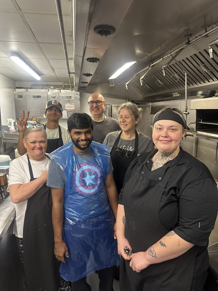 HandWimbledon's tweet image. Rain or shine 🌦️Todays wonderful kitchen team are here to fulfil your culinary needs ..be it for lunch or dinner 👨‍🍳👩‍🍳
#kitchenteam🔪 #culinary #wimbledon #wimbledoncommon #alfresco #food #lunch #dinner