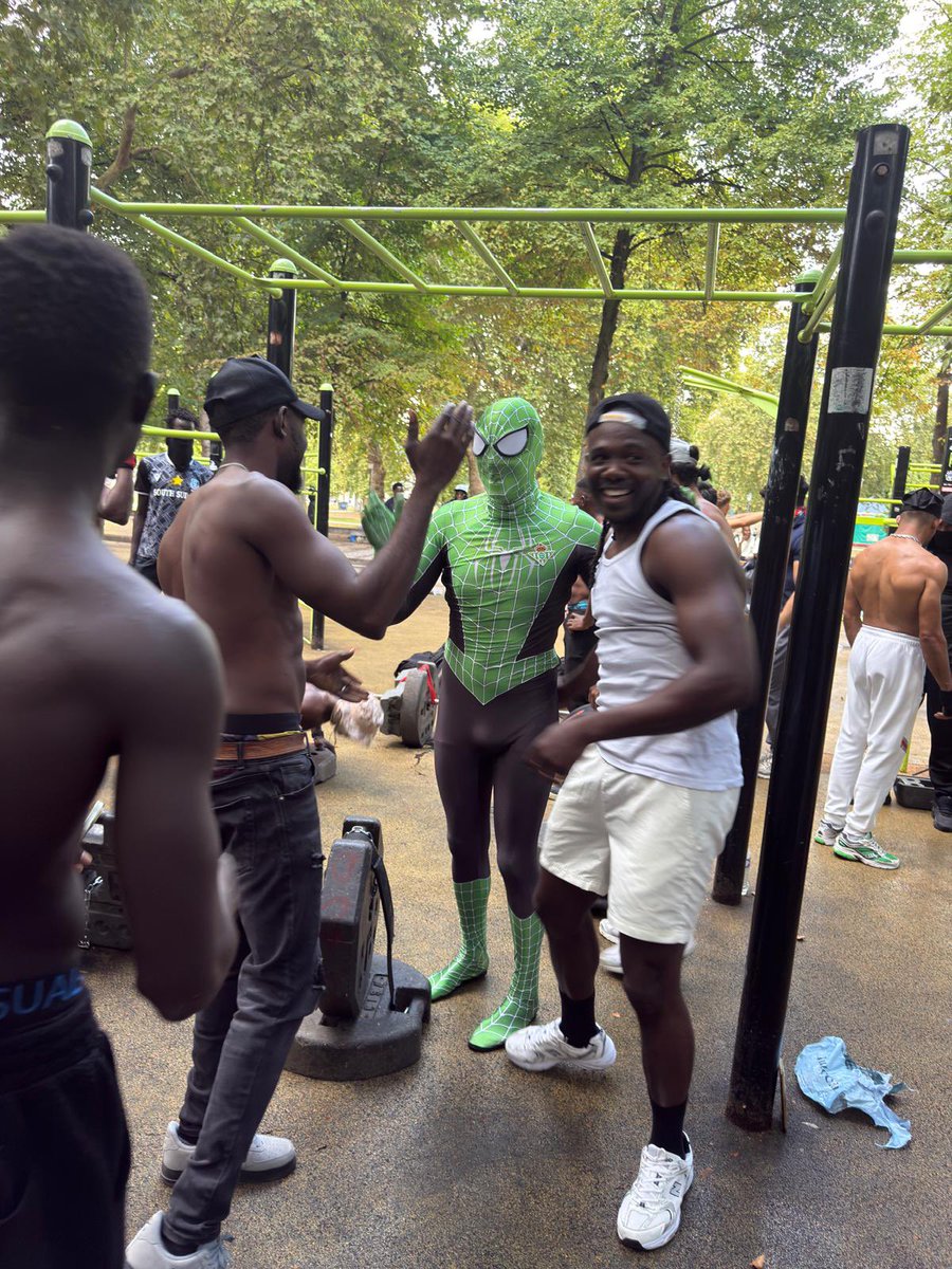 Si lo de Antony te tiene embajonao, ponte a mazarte. 

Momentazo con @ms1k2 y @streetworkoutparis entre otros, gracias al gran <a href="/13BarrasOficial/">13 Barras</a>

Y si el @realbetisbalompie necesita físico, aquí tiene donde elegir #fijarzebien