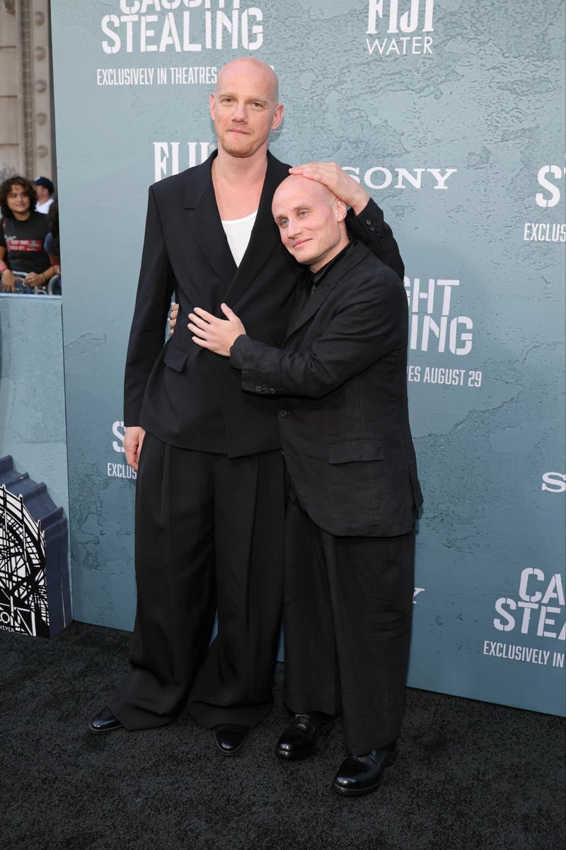 в Голливуде, наверное, думают, что все русские мужчины лысые 😭