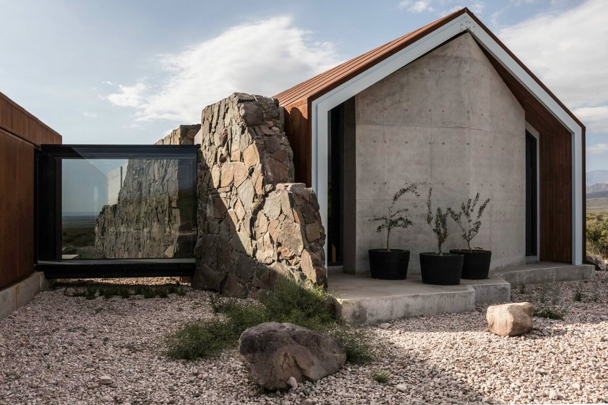 retokommerling's tweet photo. #ComoEnCasaEnNingunSitio _
Casa de piedra diseñada por Estudio Alberto Tonconogy y Asociados.
Fotografias: Luis Abba.

#Arquitectura #Architecture https://t.co/OfDXx5fU10
