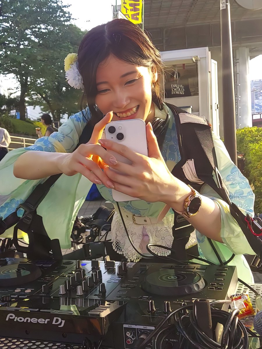 AngPongTanggg's tweet photo. 雷門前で観たかったけど
サンバカーニバルやってたから無理
ライブ配信もされてたから
映り込まないようにするのが大変でした
#DJmihossyi
#みほっしー
#walkingDJ
#PlayingTheWorld
#SumidagawaBlockFestital https://t.co/tfypYgBa4H