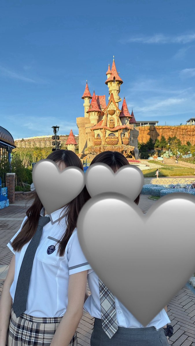 韓国で制服を着てしまった👶🏻🎀
友達の隠し方雑なのには触れないで🤫