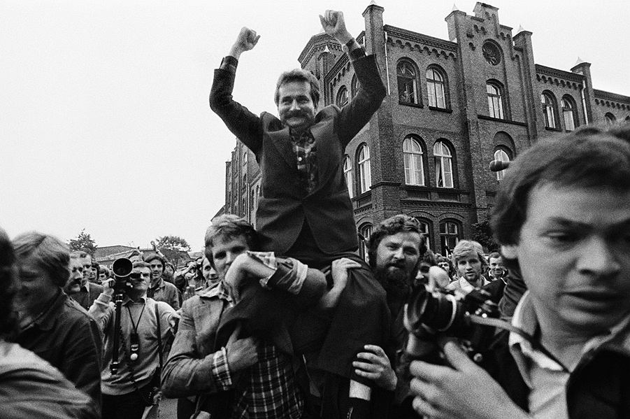 Który to jest z braci Kaczyńskich, bo ich nie rozpoznaję?
45 lat minęło.