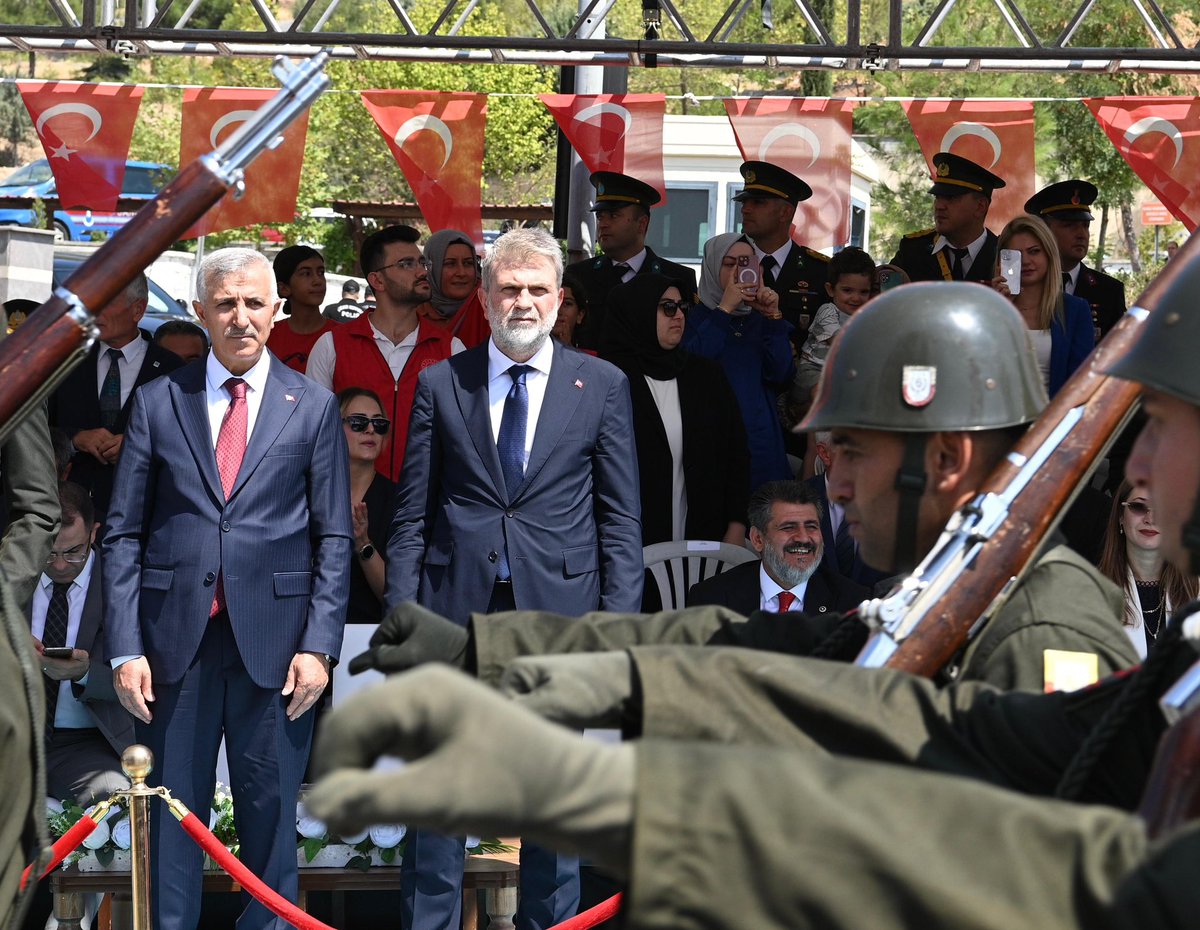 30 Ağustos Zafer Bayramı’nın 103. yıl dönümünde; çelenk sunma, şehitlik ziyaretimiz, valilik makam kabulü ve tören geçidi programlarıyla milletimizin bağımsızlık mücadelesini bir kez daha şükranla yad ettik.

Bu aziz vatanı bizlere emanet eden Gazi Mustafa Kemal Atatürk başta