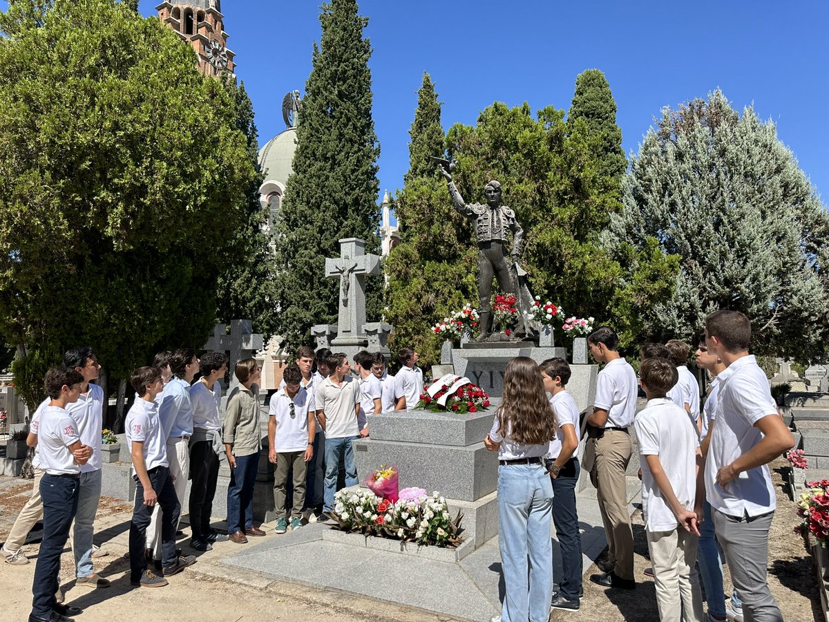 💙 Esta mañana hemos visitado al maestro 𝐉𝐨𝐬𝐞́ 𝐂𝐮𝐛𝐞𝐫𝐨 𝐘𝐢𝐲𝐨 en el día del 40 aniversario de su fallecimiento. 

Figurón del toreo y leyenda viva que da nombre a nuestra Escuela. Un orgullo llevarlo siempre en el corazón allá donde vamos.