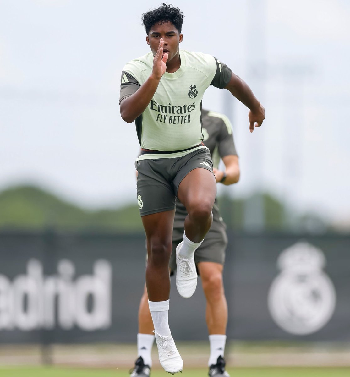 halamadredo's tweet photo. 🚨#News 🚨

• Marca | تلقى إندريك عروضاً في الصيف، لكنه لم يُفكر فيها أبداً.

يريد أن يكون لاعباً مهماً في الفريق ويعمل بجدّ وصبر وإنضباط.

@halamadredo 
#RealMadrid https://t.co/cVR9ietISX