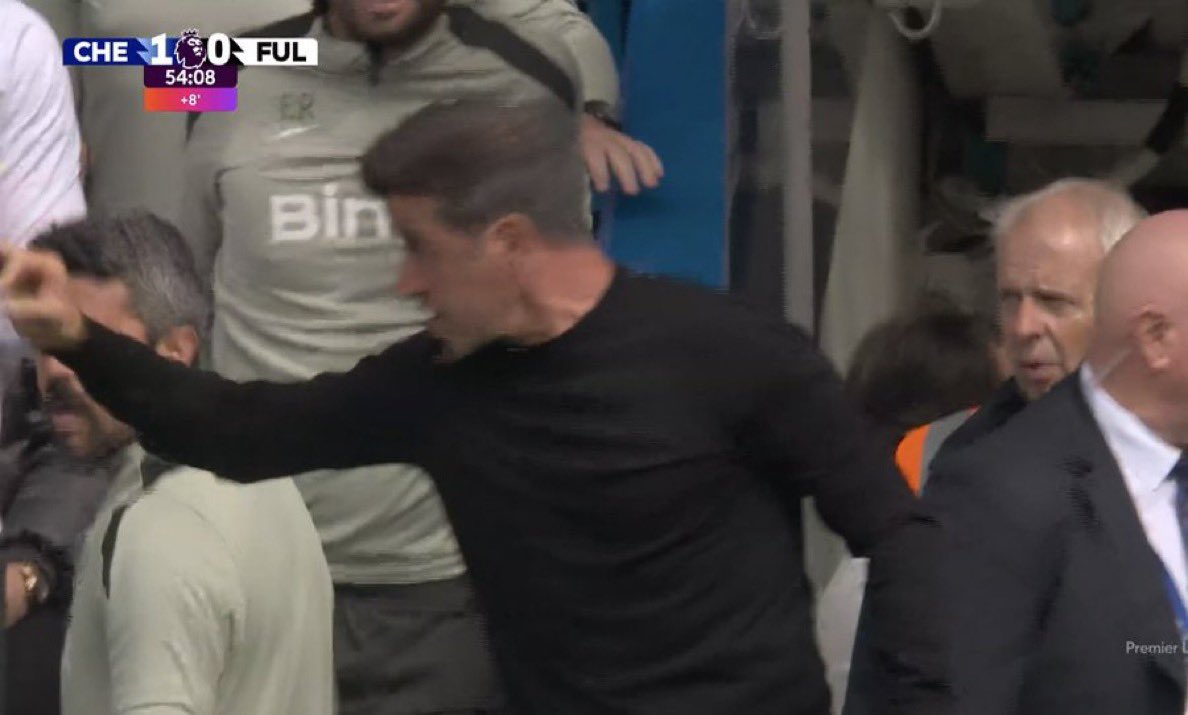 Marco Silva is absolutely being cheated openly, from Chelsea getting a corner after eight minutes of added time, and VAR staying quiet when Bassey got fouled vs Man Utd
Enough’s enough. 
VAR is supposed to help fix the game better not create new ones.
#Chelsea #CHEFUL