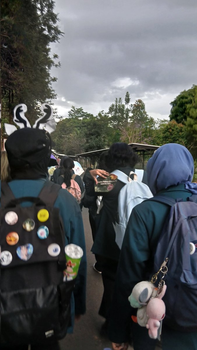 Day 3, hari paling kerasa capeknya, apalagi rutenya panjang banget, tapi aku tetep suka, kayak lagunya WDW-"I Still Do". 
+ Besties: Yosephine, Salsa, Aura, Nadhira, Ginette
#Day1MenjadiVenturions
#LifeLongLearner
#MengakarKuat
#OSKMITB2025
#KATITB2025