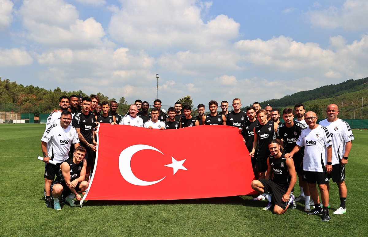 Futbol Takımımız, 30 Ağustos Zafer Bayramı'nı Ay-Yıldızlı bayrağımızı açarak kutladı.  🇹🇷