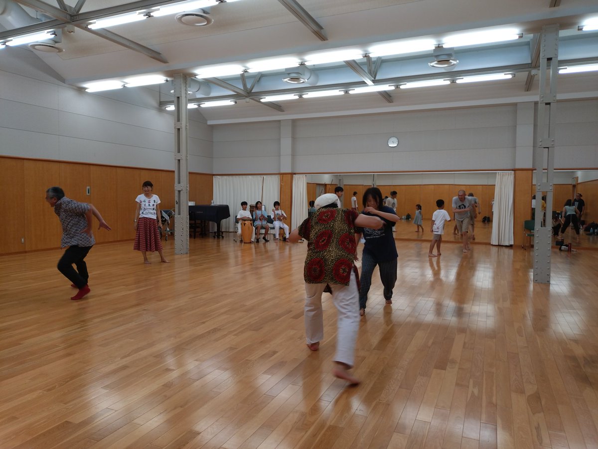 アフロブラジル🇧🇷のワークショップ
歴史や文化の座学の後は
ダンスとカポエイラ