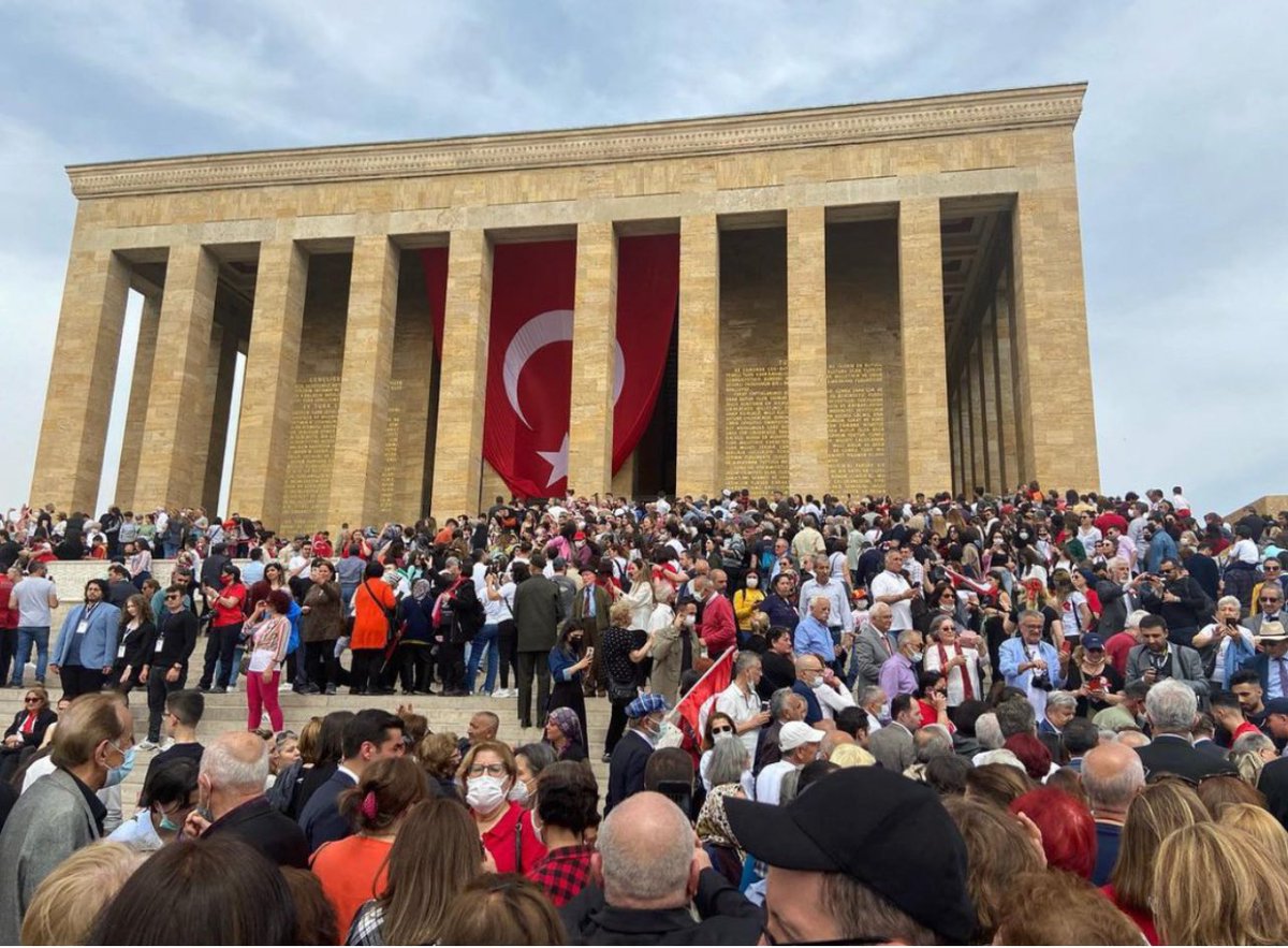 TBMM Başkanlığınca bütün milletvekillerine “Anıtkabir Eğitimi” verilmeli, Anıtkabir’in bu toprakları VATAN yapan Büyük Atatürk ve yüz binlerce aziz şehit ve gazimize “MİNNET VE SAYGI SUNMA MEKANI” olduğu, siyasi gösteri ya da soytarılık alanı olmadığı öğretilmeli, tabii