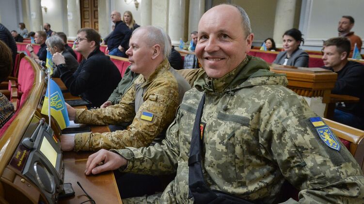 El medio ucraniano straná plantea que, aunque la versión oficial sobre el asesinato de Parubiy es que Rusia está detrás, algunos se plantean que quizás las razones sean de política interna. "Al mismo tiempo, algunos interlocutores no excluyen el trasfondo político interno del