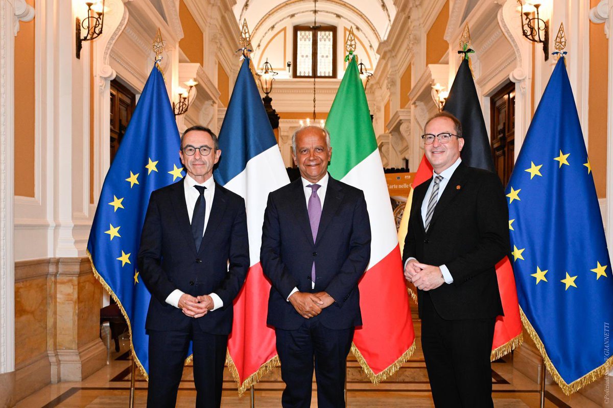 Hier soir à Rome, j’ai rencontré mes homologues allemand et italien pour échanger sur nos priorités communes.

Nous avons réaffirmé notre détermination à lutter plus efficacement contre les flux migratoires irréguliers et les réseaux de trafiquants d’êtres humains, ainsi que