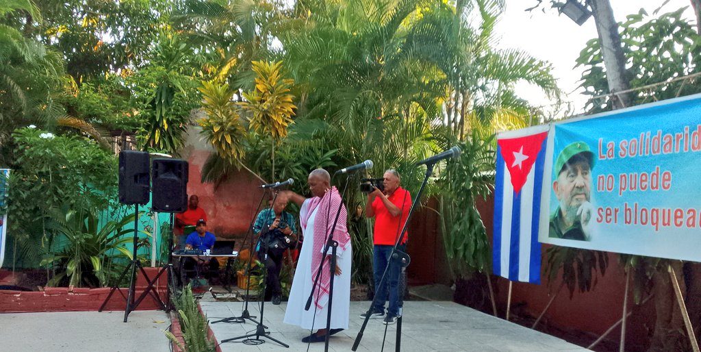 En representación del pueblo de #SantiagoDeCuba, intelectuales, científicos, artistas, salubristas, directivos de diversos sectores y dirigentes de organizaciones políticas y de masas, exigieron el cese de las amenazas imperialistas contra #Venezuela.
#VenezuelaNoEstáSola