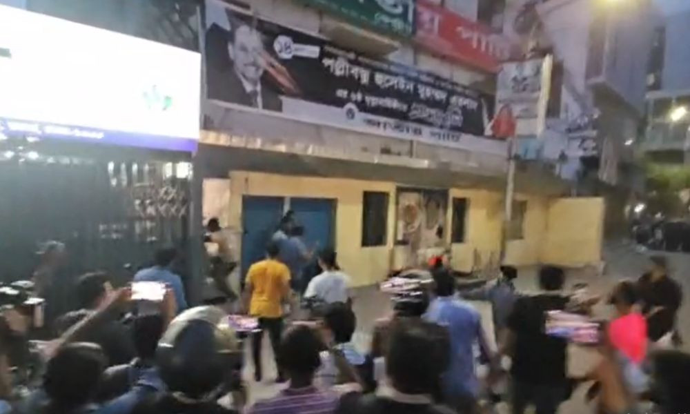 জাতীয় পার্টির কেন্দ্রীয় কার্যালয়ে হামলা ও অগ্নিসংযোগ