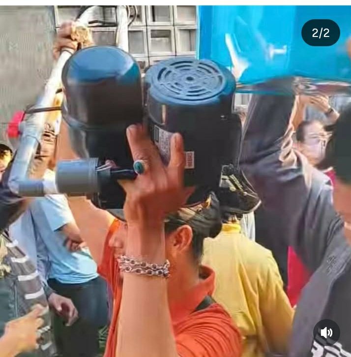 TheNotoriousInX's tweet image. Sampe pompa air di embat😂