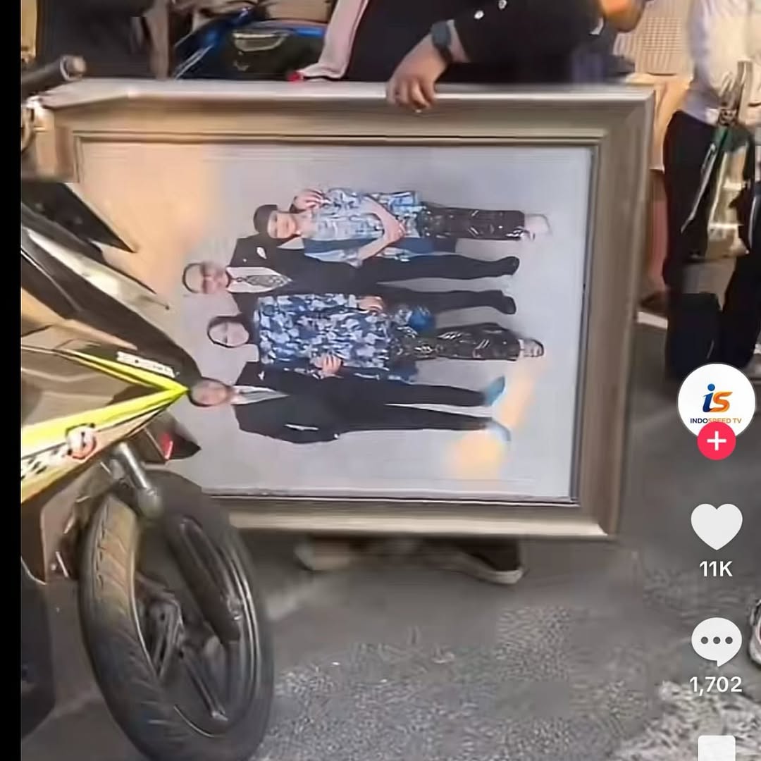 la14ard's tweet photo. Itu  foto Keluarga Sahroni kenapa ikut diangkut oi
#DPRRI #penjarahan https://t.co/15YDAV56d8