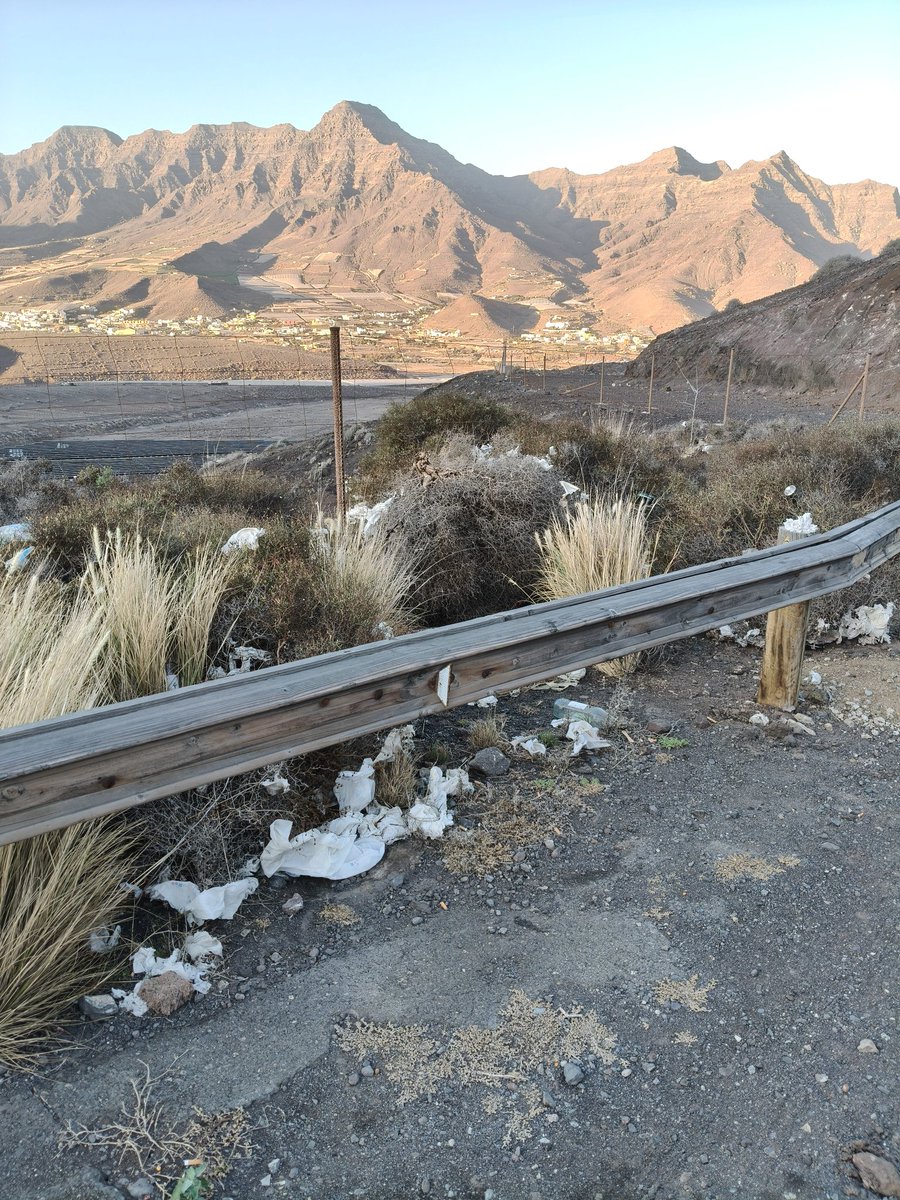 FranGonGarc's tweet photo. @carreterasCabGC @guaguasglobal @FET_CANARIAS Vía hacia el Mirador El Balcón ( Aldea de San Nicolás), en la antigua vía cerrada con barrera, un vertedero de basura que urge limpiar. Una vergüenza como está y a la vista de quienes nos visitan. https://t.co/iWZREWssHQ