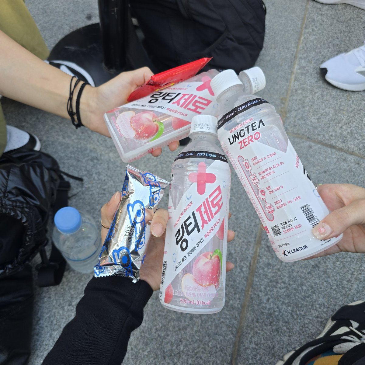 야외에서 기다리는 팬들 더울까봐 음료수랑 과자 가져다주는 천사가 우리애에요🫶
주어 : 위댐 두산💚🤍
