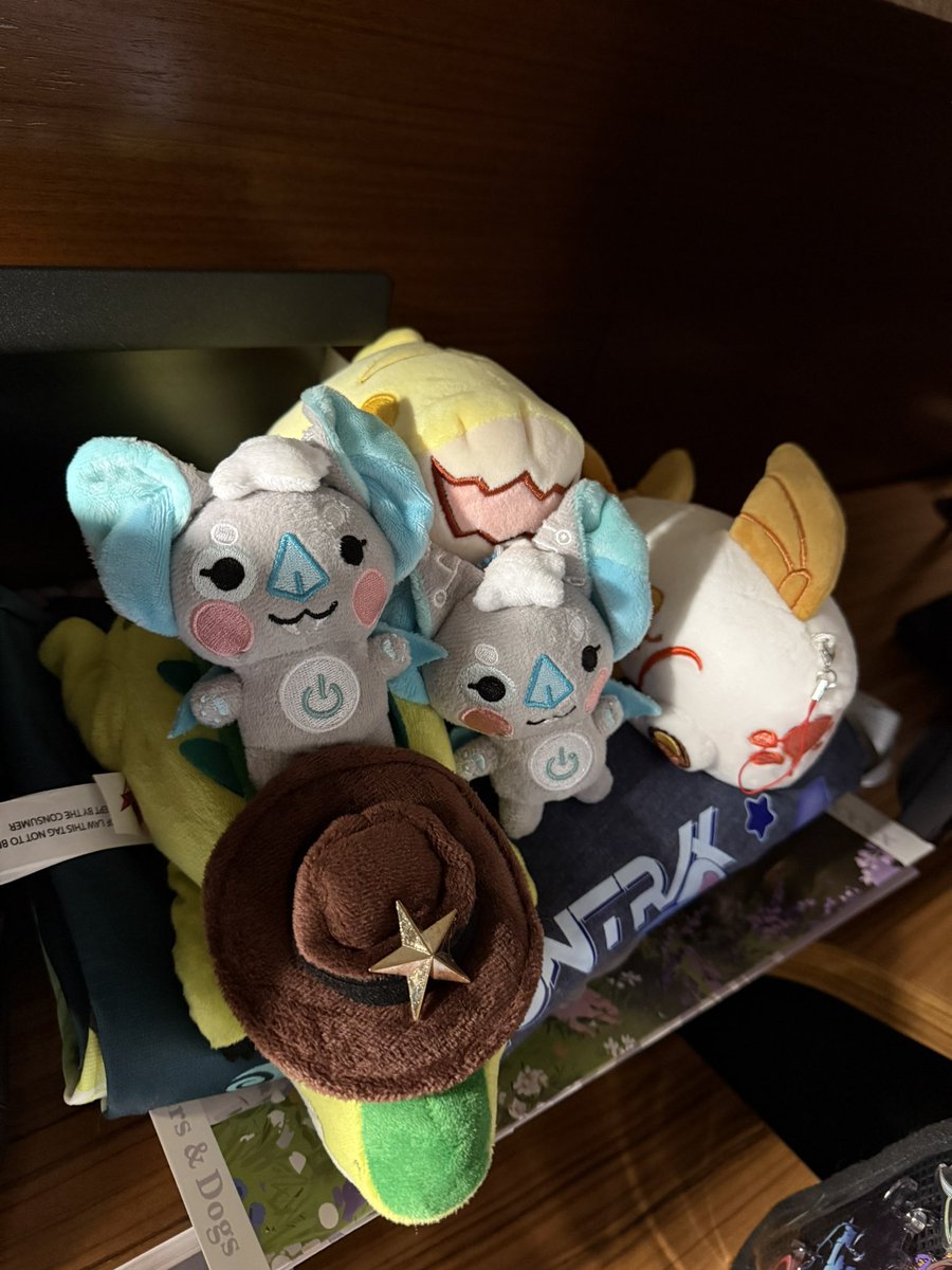 wontwriteitself's tweet image. Convention new plushie party is going very well @spoluks