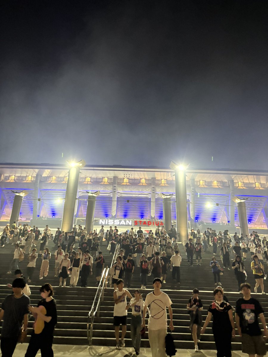 natural1101's tweet photo. ワンオク日産スタジアム最高だったー！
昼間暑過ぎだったけど
風も出てきて快適でした⬆️
ただ、、駅まで意外と歩くのよ
ばばあにはきつい苦笑
2023のB'zのときより辛かった

そして帰宅中にみたらB'z東京ドーム当選していた！
#ワンオク
#日産スタジアム https://t.co/h4TOs62Tc8