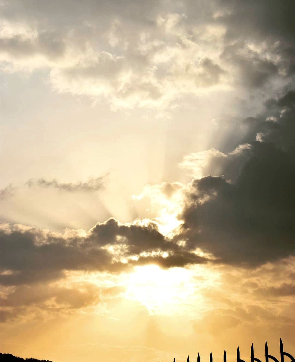 <a href="/8ntmuch/">Garrick</a> Sunbeams during monsoons on India