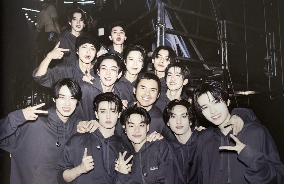 เก่งมากบัส ภูมิใจในตัวทุกคนเลย ขอบคุณที่มาเป็นศิลปินให้เรารักนะ🫶🏻

#BeneathTheLightPhotobook 
#BUS_LIGHTTHEWORLD