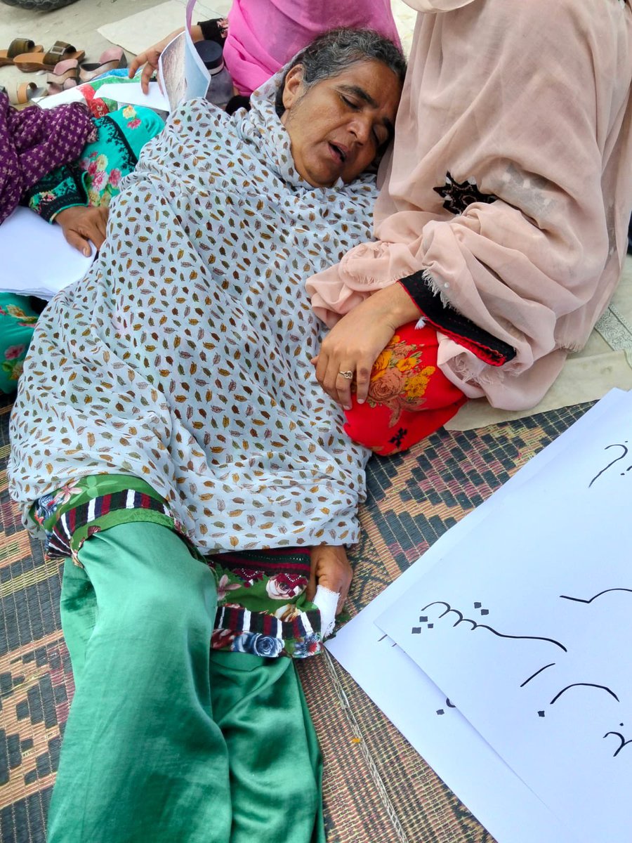 Mahzeb_Shafiq's tweet image. بلوچستان میں جبری گمشدگیاں ایک ریاستی پالیسی بن چکی ہیں۔ ہزاروں نوجوان، بزرگ اور بچے برسوں سے قیدِ بے نام و نشان ہیں، ہم 46 دنوں سے احتجاج کر رہے ہیں مگر ہمارے مطالبات مسلسل نظرانداز ہوتے ہیں۔ انصاف کی فراہمی ہی امن کا راستہ ہے۔