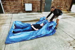 [UTAS]
TEKNIK EVAKUASI KORBAN DEMO YG TEPAT!

Jika kamu awam &amp; ingin menolong rekan demonstran yg butuh dievakuasi segera, kesalahan teknik evakuasi bisa memperparah kondisi korban!

Setidaknya km harus belajar bbrp teknik berikut dan sebarkan agar semua orang tau &amp; terbantu!