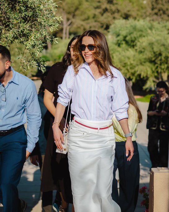 اعتمديها بأسلوب الملكة رانيا ... التنورة البيضاء القطعة الأساسية لل"It Girl". شاهدي المزيد من التنسيقات #موضة 