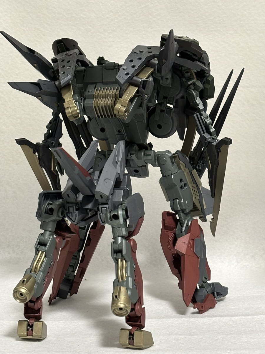 #ヘキサギア
ヘキサギア8周年記念投稿作品
RYNO-鏨跫［ライノ-ザンキョウ］
完成してました。久々の作品、楽しく作れました。