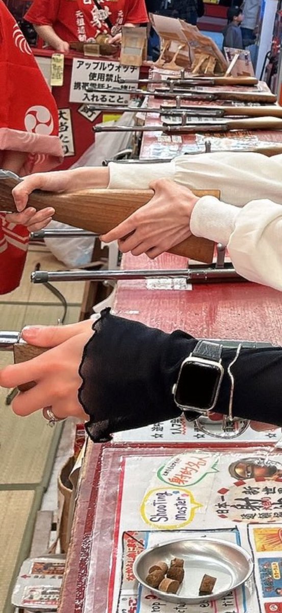 こう見たら手が👵すぎている😇