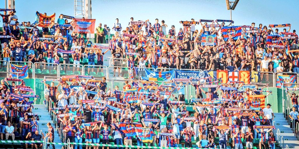 L'afició del Llevant desplaçada al Martinez Valero en el derbi contra l'Elx. 29/8/25