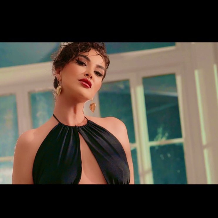 Çok heyecan 😍
Yeni single geliyor…
Çok yakında 🎈🎶