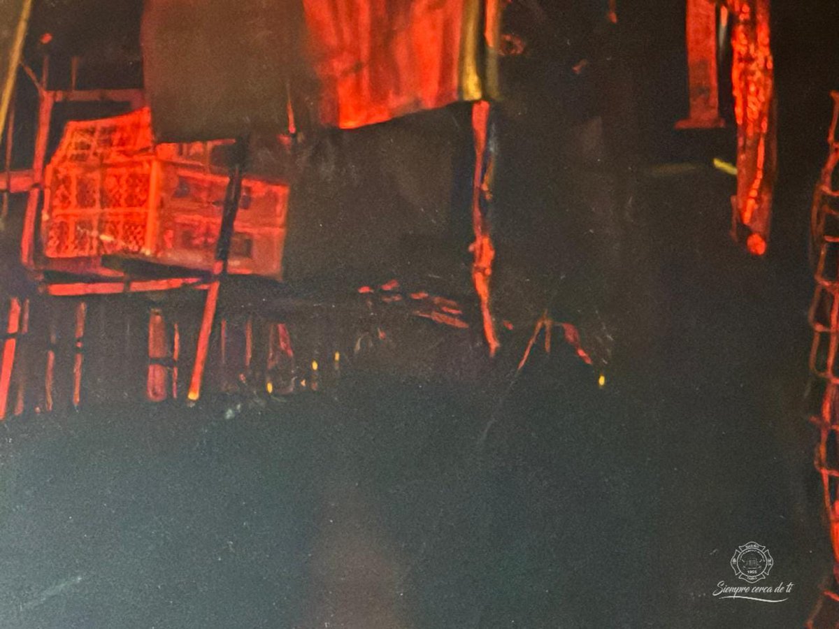 CaracolPasto's tweet photo. #Potrerillo | Un incendio estructural consumió tres bodegas de frutas en la Plaza de Mercado de El Potrerillo en Pasto.
La emergencia, reportada hacia las 11:00 de la noche, fue controlada tras casi tres horas de labores por parte de Bomberos Pasto, quienes enfrentaron dificultades de acceso por la obstrucción de camiones y rejas aseguradas.
Hacia la 1:30 de la madrugada se logró la liquidación total del fuego. Las causas aún son materia de investigación.