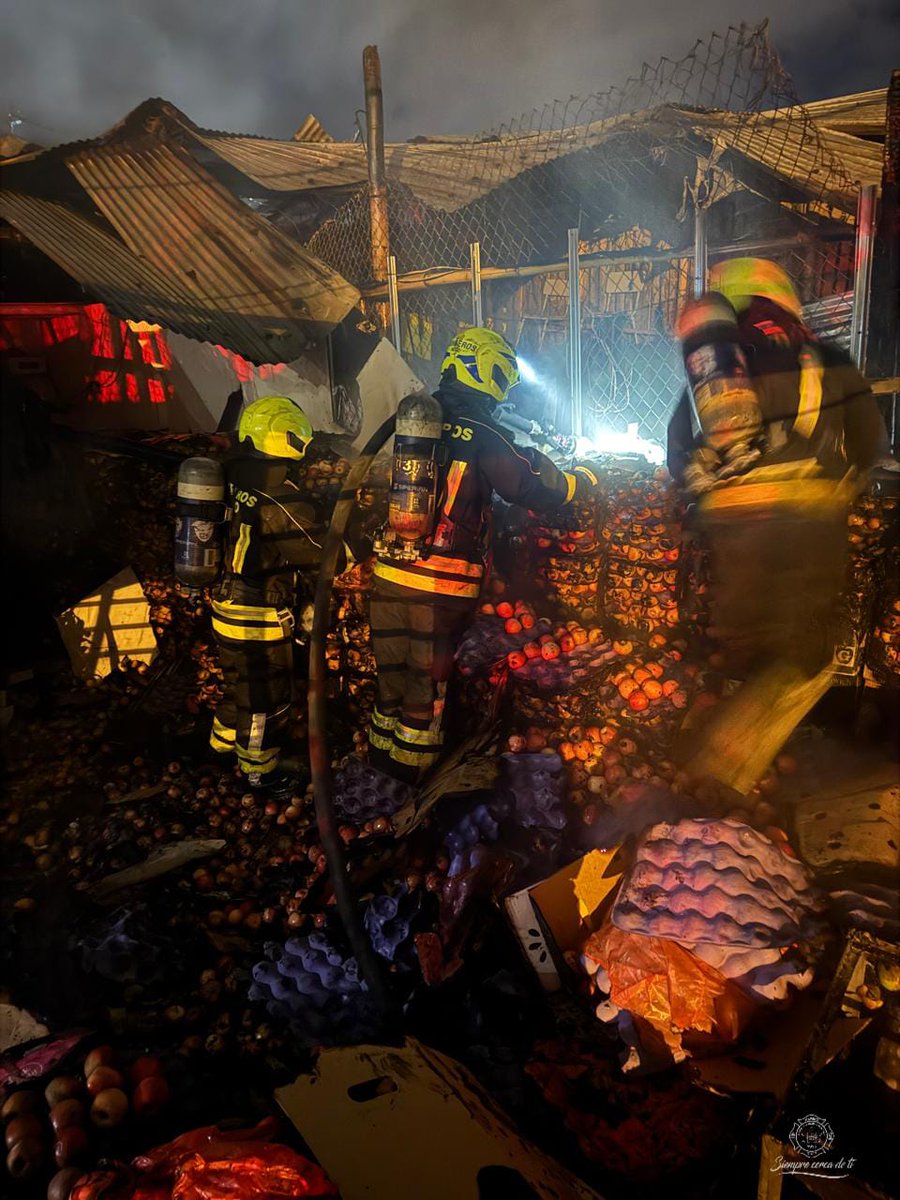 CaracolPasto's tweet photo. #Potrerillo | Un incendio estructural consumió tres bodegas de frutas en la Plaza de Mercado de El Potrerillo en Pasto.
La emergencia, reportada hacia las 11:00 de la noche, fue controlada tras casi tres horas de labores por parte de Bomberos Pasto, quienes enfrentaron dificultades de acceso por la obstrucción de camiones y rejas aseguradas.
Hacia la 1:30 de la madrugada se logró la liquidación total del fuego. Las causas aún son materia de investigación.