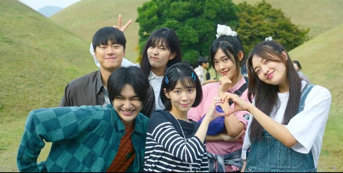 frap_pey's tweet image. 🎬 : love untangled

just watched the movie and my heart is doing cartwheels rn TT the story was so soft and comforting, had me smiling the whole time. the leads’ chemistry was too goooood and the mix of cute + heartfelt moments made me love it even more. honestly didn’t—