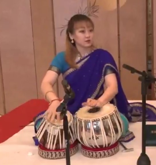 🚨 MUSICIAN ZHUANG JING : “It is a great honour for me to meet Indian Prime Minister Narendra Modi"

"I have been learning Indian music for a long time. My Indian name is Sangeeta, and I teach at Minzu University.”

She played the tabla to welcome PM Modi in China, where he was