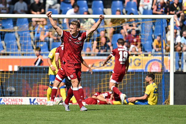 ¡Final en Braunschweig! Arminia rescata un punto sobre el final gracias a gol de Isaiah Young.
#EBSDSC | 1:1