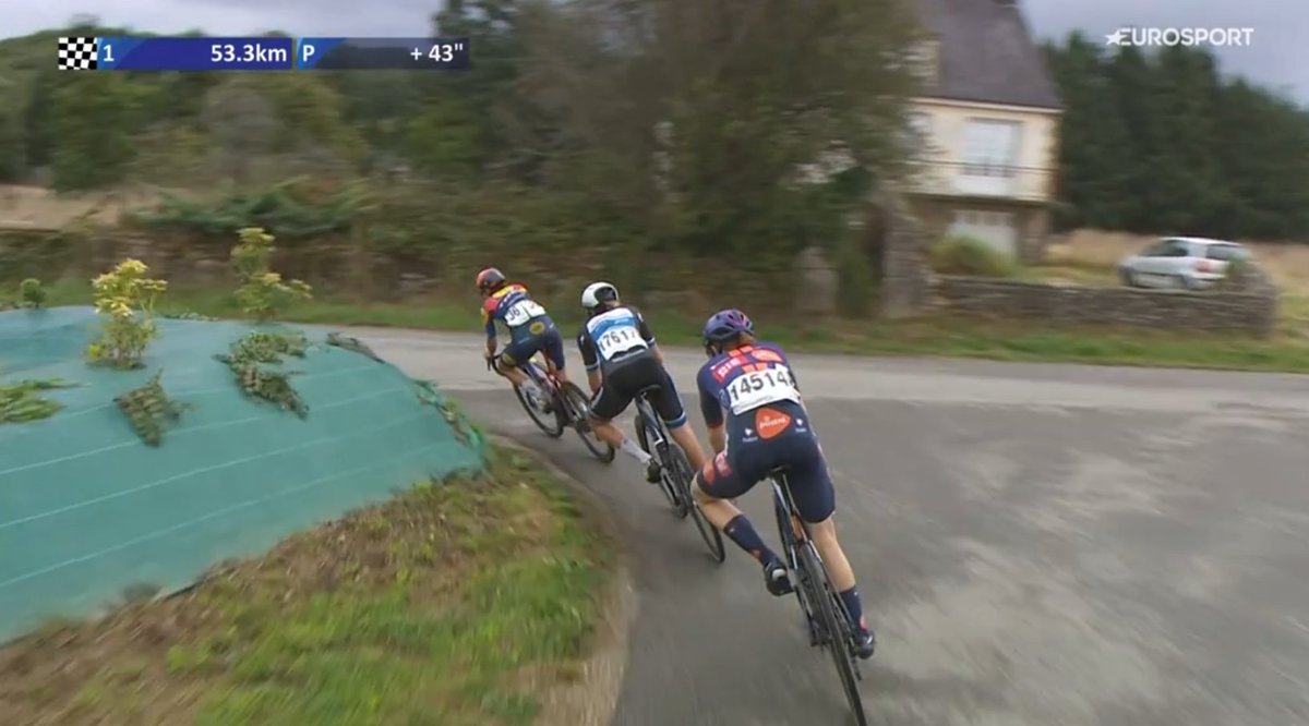 picnicpostnl's tweet photo. 53km to go on the way to Plouay and @josienelsonx is part of a 3-rider move off the front, coming from the day’s original 27-rider break that also featured Franziska Koch. They have a 43" advantage to the bunch ⏱️
#ClassicLorient🇫🇷 https://t.co/pZ7uXqjIKI